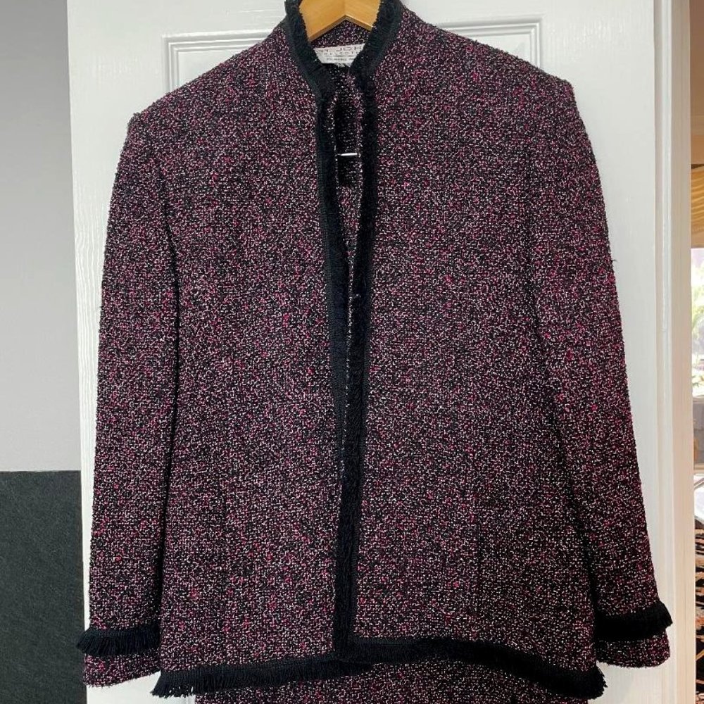 St John gorgeous skirt suit EUC. Jacket size 12, Skirt 10.